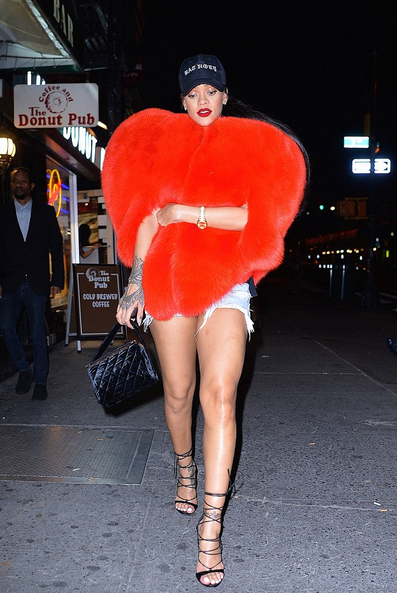 Rihanna con un enorme cuore addosso, ecco lo stile fuori dagli schemi della popstar