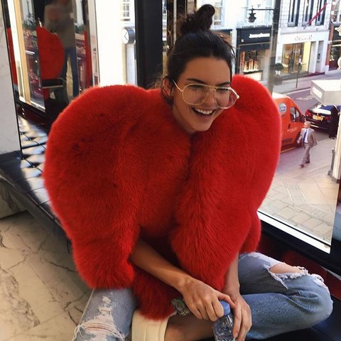Dopo Rihanna, il cuore rosso di Saint Laurent fa impazzire Cara Delevingne e Kendall Jenner