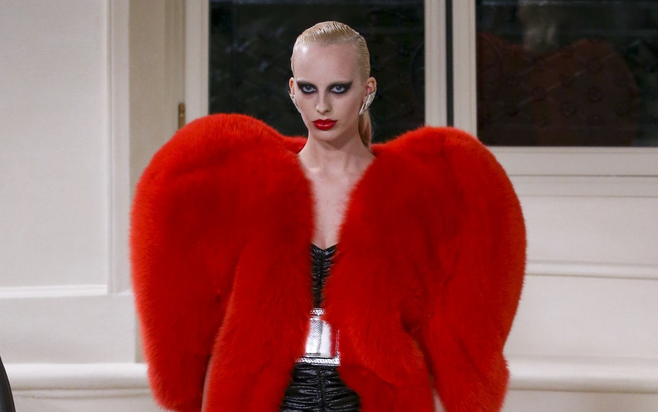 Dopo Rihanna, il cuore rosso di Saint Laurent fa impazzire Cara Delevingne e Kendall Jenner