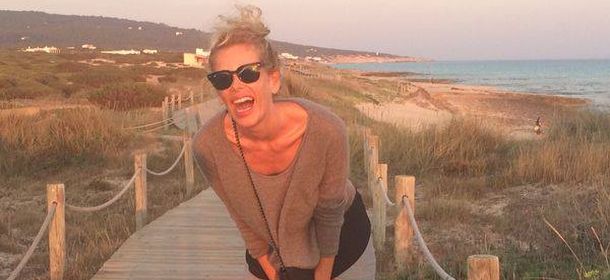 Alessia Marcuzzi e il suo look da spiaggia: bikini, shorts e cappello di paglia [FOTO]