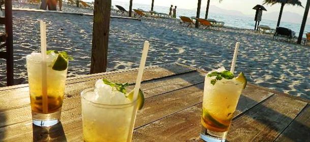 Come vestirsi per ... un aperitivo in spiaggia?