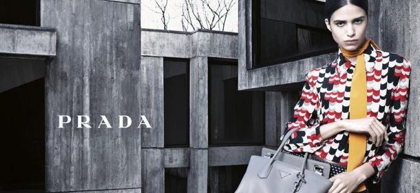 Prada: shopper e tracolle per un look autunnale casual e chic