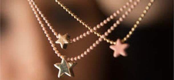 Lucky stars: Motivi regala alle clienti un bracciale portafortuna