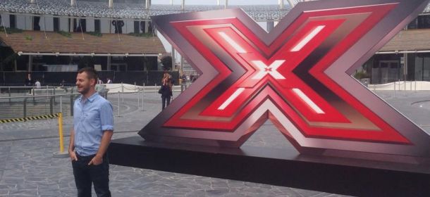 Alessandro Cattelan in abiti Trussardi per X-Factor 8 [FOTO]