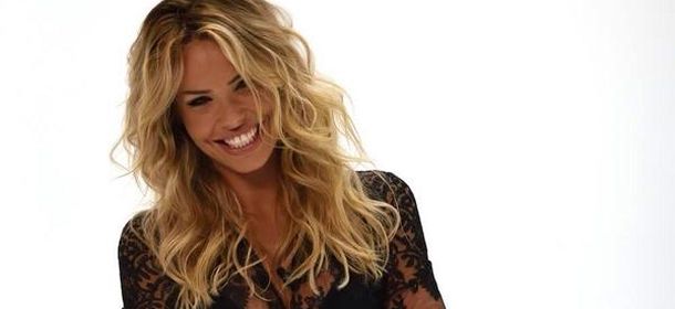 Ilary Blasi e il look in pizzo alla prima puntata de Le Iene: è già polemica?