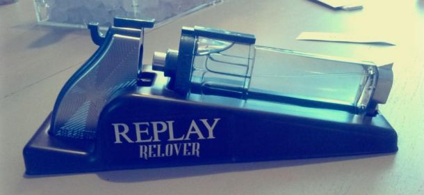 Replay lancia Relover: un profumo maschile a forma di pistola [FOTO]