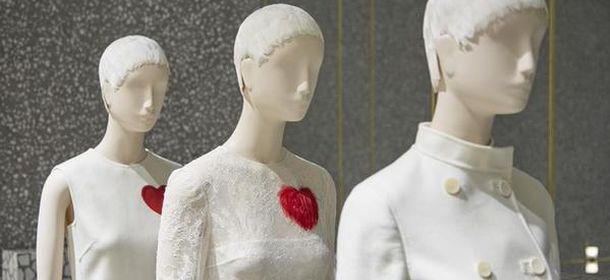 Valentino: abiti bianchi e cuore rosso a New York