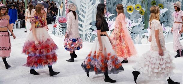 Chanel: la Primavera 2015 è un giardino di origami e ricami [FOTO]