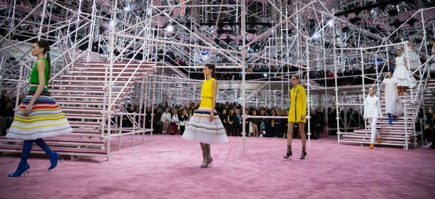 Dior e il viaggio metafisico: a Parigi sfila un passato contemporaneo