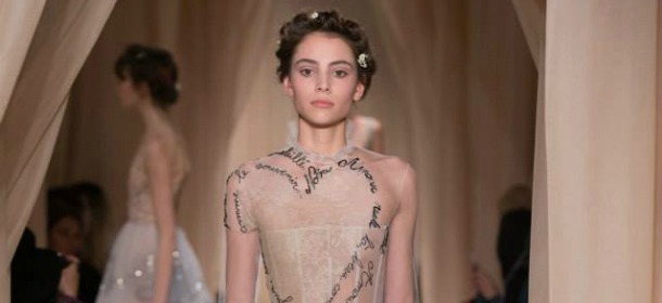 Valentino chiude la Paris Fashion Week: "Un abito è poca cosa senza un pensiero"