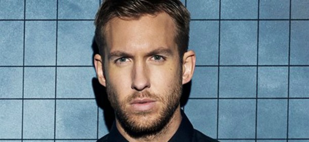 Calvin Harris si spoglia per Emporio Armani: il dj più pagato al mondo è il nuovo sex symbol