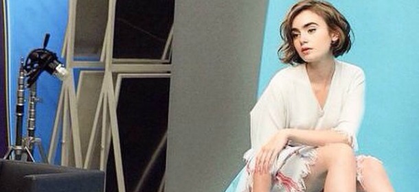 Il look di Lily Collins: la figlia di Phil è testimonial di Karl Lagerfeld