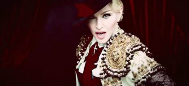 Living for Love, Madonna: il look da torera fa discutere (e seduce) [VIDEO]