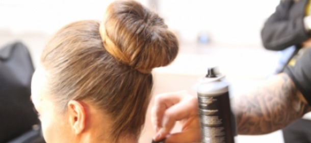 Tendenze capelli: come realizzare uno chignon a ciambella [VIDEO]