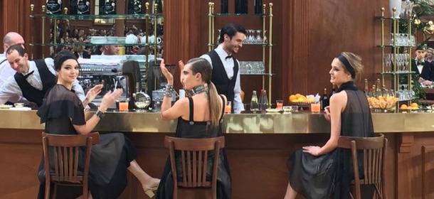 Chanel, la sfilata nella Brasserie Gabrielle: al bancone con Cara Delevingne [FOTO]