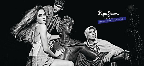 Cara Delevingne interpreta la nuova collezione Pepe Jeans: mini dress e tanto denim [FOTO]