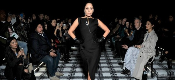 Lady Gaga modella per un giorno: in passerella per Balenciaga