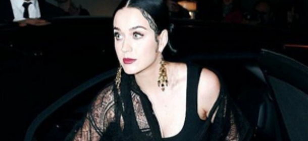 Katy Perry alla sfilata Givenchy: protagonista di un funerale glam [FOTO]