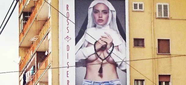 Suora a seno nudo per Rosso di Sera: è polemica a Napoli mentre si aspetta il Santo Padre