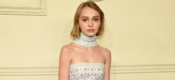 Lily Rose Depp sul red carpet dell'evento Chanel: stile di famiglia