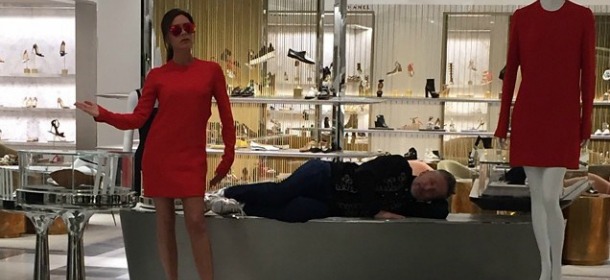 Victoria Beckham posa come un manichino in mezzo alla sua nuova capsule