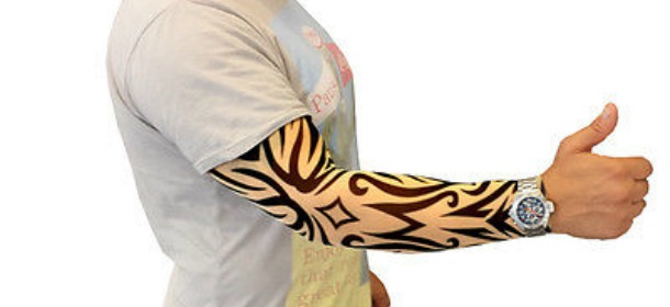 Fake Sleeve Tattoo, braccia tatuate con una manica di nylon: la moda Usa