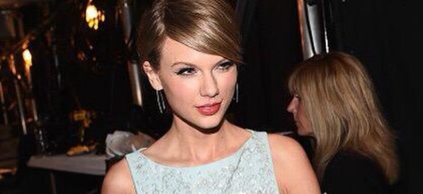 Taylor Swift, principessa azzurra: il look agli Academy of Country Music Awards