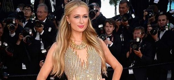 Paris Hilton in scena a Cannes: il vestito total gold è vedo non vedo