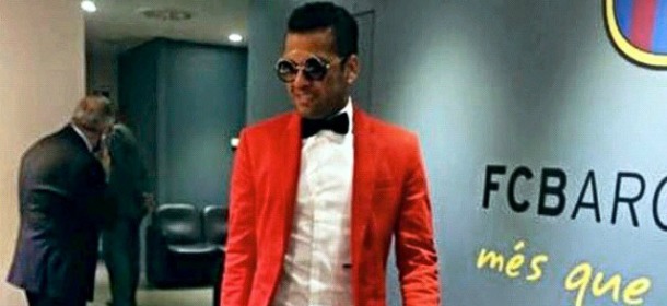 Dani Alves, il look del difensore brasiliano divide il web: bermuda, giacca e papillon