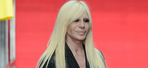 I 60 anni di Donatella Versace: da stilista a testimonial, oltre i confini della moda