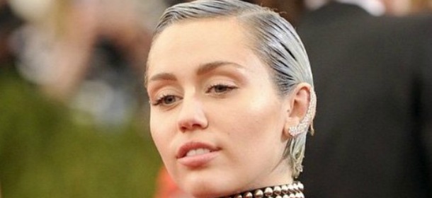 Miley Cyrus, capelli silver: la cantante cede al Granny Hair