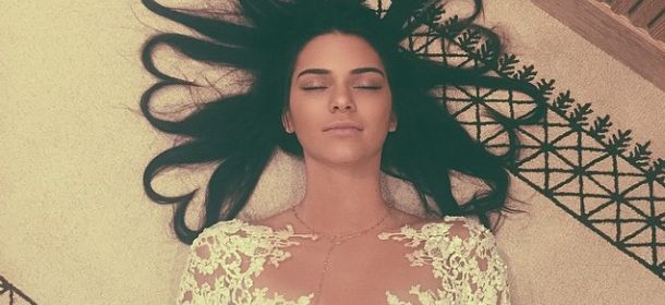 Kendall Jenner: record di like su Instagram con abito da sposa e capelli a cuore