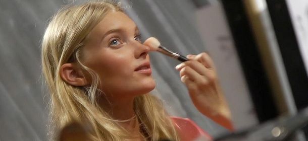 Addio contouring, arriva lo strobing: il make up dell'estate 2015