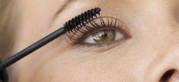 Ciglia: i nuovi mascara waterproof da portare anche in spiaggia