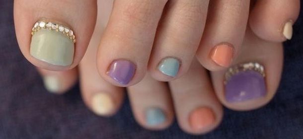 Nail art sui piedi: colori vivaci e french reverse per un'estate ancora più trendy