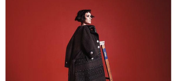 Winona Ryder musa di Marc Jacobs: total black e carrè spettinato