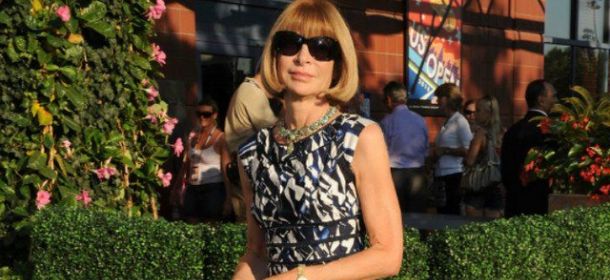 Anna Wintour posa in accappatoio per Mario Testino [FOTO]