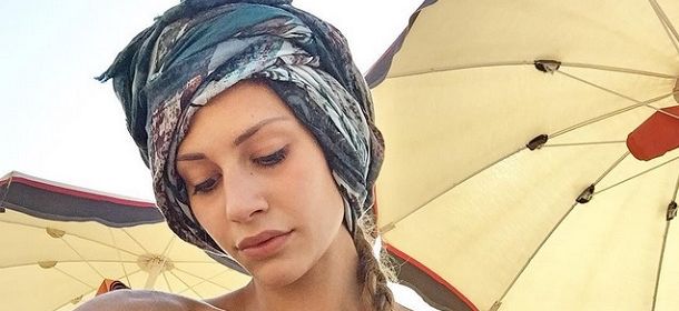 Beatrice Valli, turbante in testa e treccia laterale: acconciatura anti-caldo?