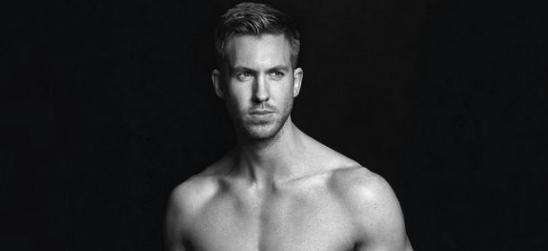 Calvin Harris per Emporio Armani: fisico scolpito e sguardo sexy nella nuova campagna adv