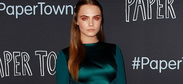 Cara Delevingne cambia look: via il biondo cenere, è tempo di capelli dai riflessi rame