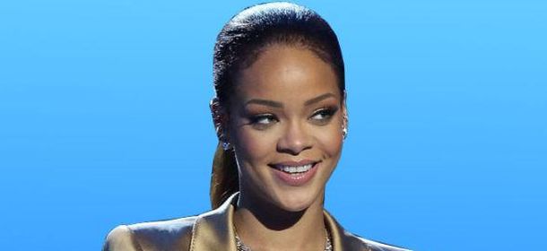 Rihanna, nuovo profumo in arrivo: si chiamerà RiRi [FOTO]