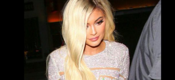 Kylie Jenner: capelli biondi e mini dress scintillante alla festa dei suoi 18 anni