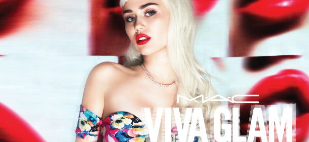 Miley Cyrus e Mac: capelli lunghi e labbra sensuali nella nuova campagna a fin di bene