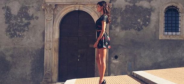 Belen Rodriguez sceglie Guess per le riprese di Don Matteo 10 [FOTO]