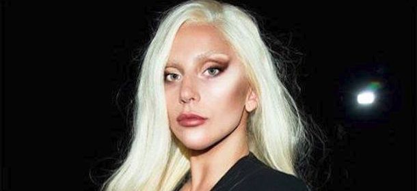 NYFW, Lady Gaga: scollatura vertiginosa per la sfilata di Brandon Maxwell [FOTO]