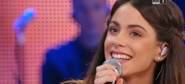 Martina Stoessel sceglie (di nuovo) un completo bianco per Ti lascio una canzone [FOTO]