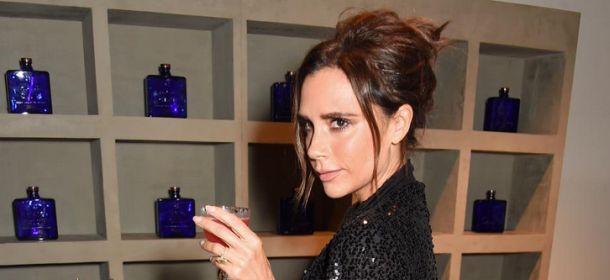 Victoria Beckham, look rovinato da una macchia "sospetta" sui pantaloni [FOTO]