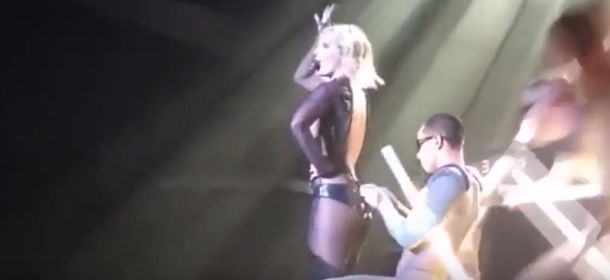 Britney Spears, "caduta di stile" sul palco: la zip si rompe e... [VIDEO]