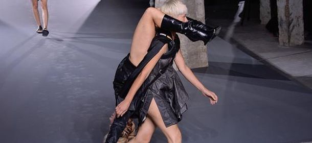 PFW 2015, Rick Owens: in passerella sfilano abiti umani [FOTO]