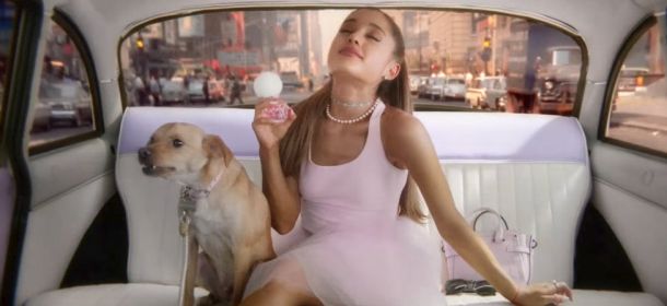 Ariana Grande, un tuffo negli anni '20 per il lancio del suo profumo [VIDEO]